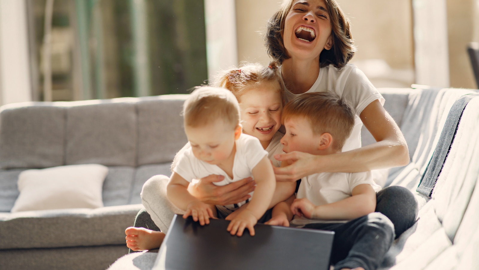 A mother and her three children sitting in a room with an optimal room temperature of 21–22 °C