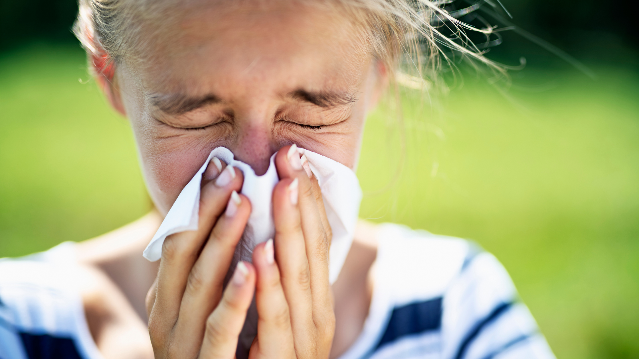 Juodasis pelėsis: kuo jis pavojingas ir kaip jį išnaikinti namuose? 8 Alergiją turintis žmogus pučiasi nosį